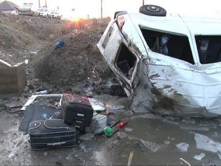 Accident grav la Tarcea, cu un microbuz supraîncărcat: un mort şi 11 răniţi (FOTO)